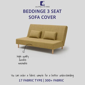 Könnte beinhalten: Ein senffarbenes 3-Sitzer-Schlafsofa mit zwei passenden Kissen. Das Schlafsofa hat Holzbeine und ist mit "BEDDINGE 3 SEAT SOFA COVER" beschriftet. Das Bild enthält auch Text, der hohe Qualität, Haltbarkeit und Waschbarkeit angibt.
