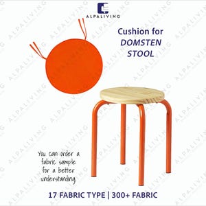 Könnte beinhalten: Oranges rundes Kissen mit Bindebändern und ein passender orangefarbener Metallhocker mit Holzsitzt. Der Text lautet "Kissen für DOMSTEN STOOL". Das Bild zeigt auch "17 STOFFARTEN | 300+ STOFFE".