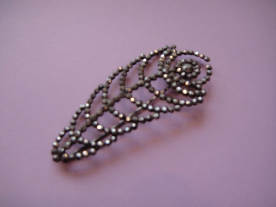 An antique feather brooch made of cut steel, mour… - image 2