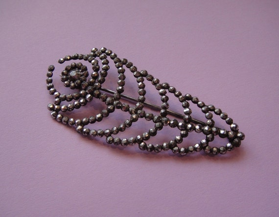 An antique feather brooch made of cut steel, mour… - image 1