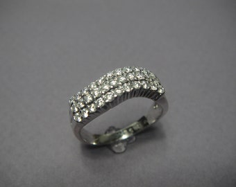 Engagement ring made of 18kt white gold & set with 33 brilliant cut diamonds, Ring size EU16.5