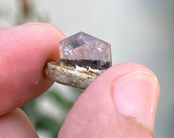 14 koszyk Piękny Unikalny Naturalny kształt miłości Różowy kolor Turmalin Kryształowy okaz - Pakistan