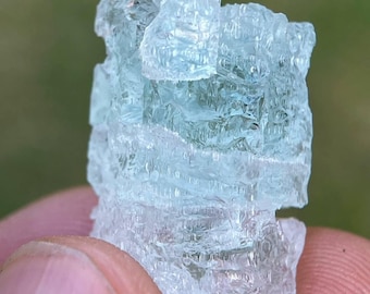 Zeldzaam geëtst aquamarijnkristal 36 karaat | Natuurlijk lichtblauw aquamarijnmonster uit Pakistan.