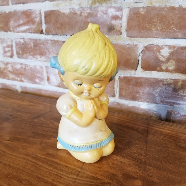 vintage Celluloid Praying Child Piggy Bank par Stahlwood Toy New York Hong Kong