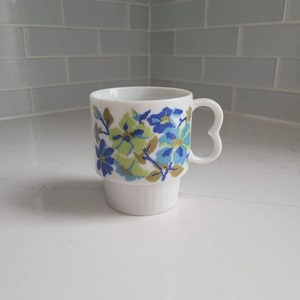 ヴィンテージ カンブリア ミッドセンチュリー モダン スタッキング マグ - ブルー、グリーン、ベージュの花柄モチーフ - 日本製
