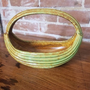 Vintage Haeger VS aardewerk groene mand plantenbak uit het midden van de eeuw