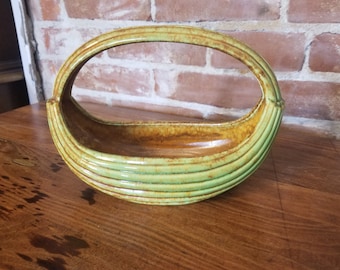 Vintage Haeger VS aardewerk groene mand plantenbak uit het midden van de eeuw