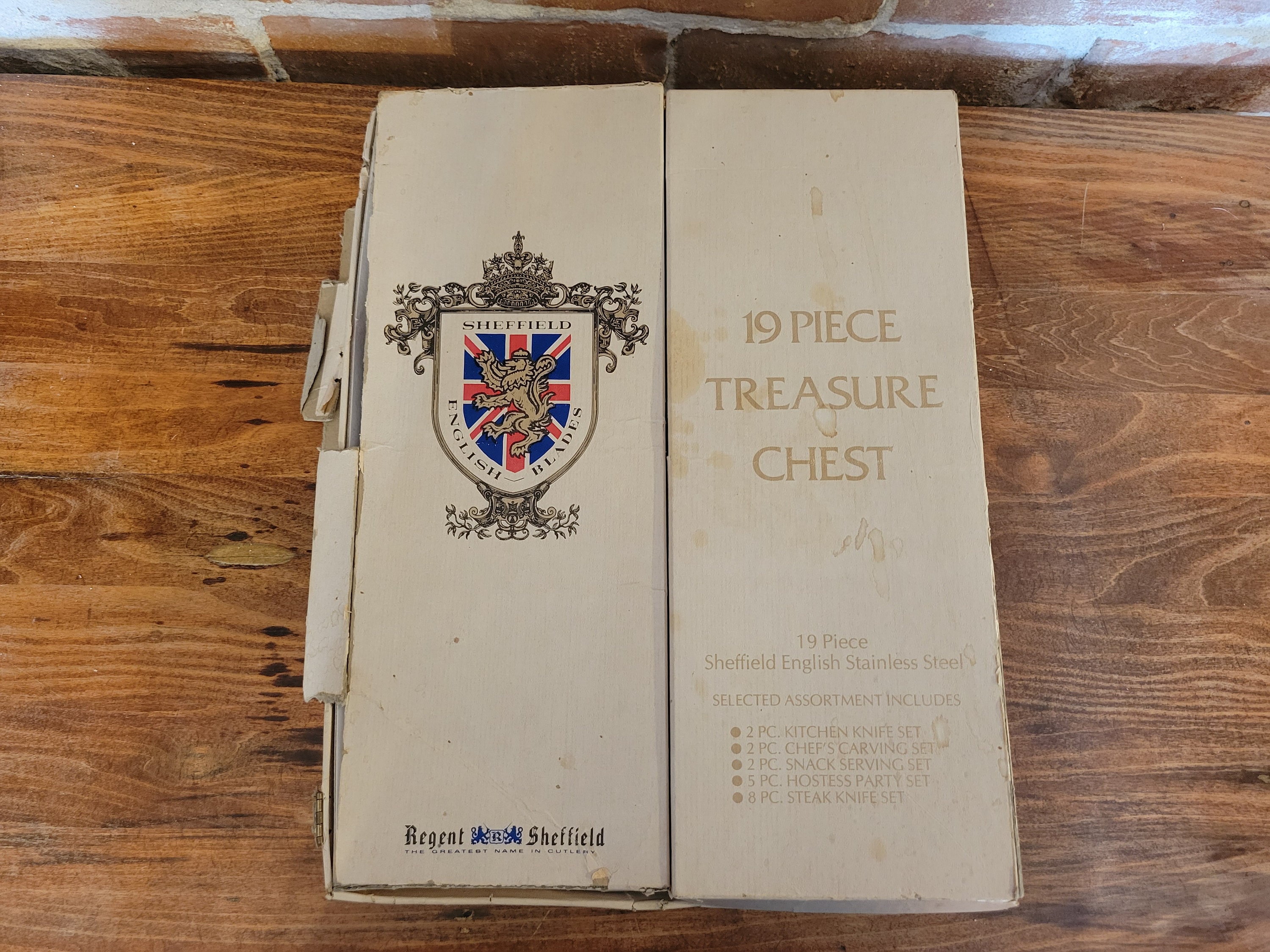 Vintage Regent Sheffield English Blades 19 Piece Treasure Chest