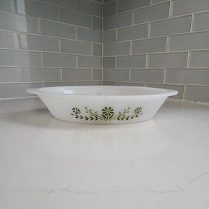 Peut inclure: Plat à four ovale blanc avec un motif floral vert autour du bord.