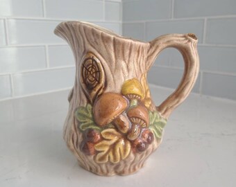 Vintage keramische paddenstoel kleine kruik / vaas met eikels en eiken bladeren