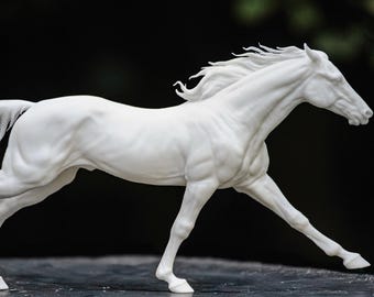 Puede incluir: Escultura blanca de un caballo al galope. El caballo tiene una melena y cola fluidas, con musculatura detallada. La escultura está sobre un fondo oscuro, resaltando la forma y el movimiento.