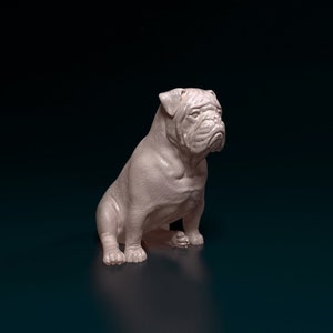 Peut inclure: Une sculpture en céramique rose pâle d'un bouledogue assis, la tête tournée sur le côté. La sculpture est détaillée avec des rides et des plis sur le visage et le corps du chien.