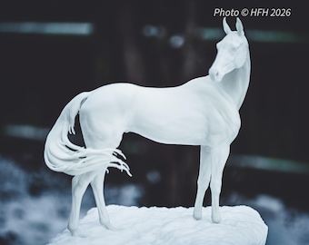 Caballo Akhal-Teke, modelo artista de resina - Figura de resina blanca - Sin pintar