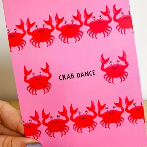Ansichtkaart 'Crab Dance' | Dik 350grams karton | Enkelzijdig Mat Gelamineerd | Onderdeel 'Do Nuts Collectie'