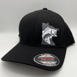 Può includere: Cappellino da baseball Flexfit nero con una grafica grigia di un pesce all'interno del contorno del Minnesota. Il cappellino ha una visiera curva e un'etichetta Flexfit. Il cappello è XL/XXL.