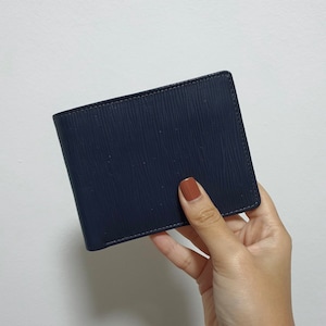 Cartera minimalista de piel de vacuno de grano completo envejecida con dos pliegues en azul marino
