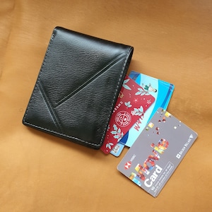 Geschenk zum Vatertag. Vollnarbige Rindsleder BiFold Wallet Minimalistische Brieftasche Debossing Schwarz