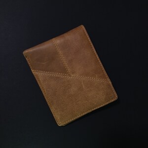 Cartera minimalista de piel de vacuno de grano completo envejecida con dos pliegues en marrón arena para el día del padre