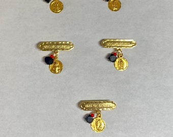 Dios Me Bendiga en or jaune 10 carats avec véritable Azabache et épingle pour bébé avec médaille Saint de 8 mm (Caridad, San Lazaro, Santa Barbara, Guadalupe, Ange Gardien)