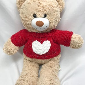 Mooie handgebreide hart- en liefdetruien voor een Build a Bear van 15 tot 18 inch.