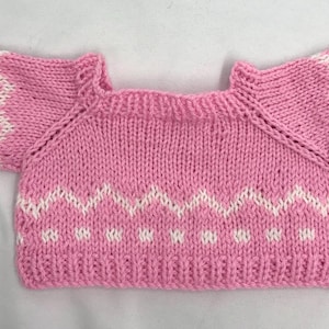 Suéter de osito de peluche tejido a mano con hilo acrílico rosa o azul para adaptarse a Build a Bear o a un oso de 15” a 18”.
