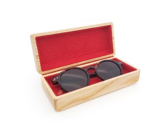 Das Brillenetui aus Holz und rotem Filz mit Magnetverschluss