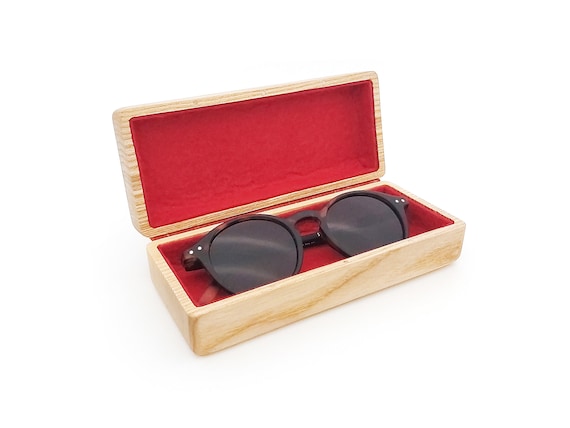 Das Brillenetui aus Holz und rotem Filz mit Magnetverschluss - .de