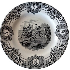 Napoleon Bonaparte Teller, Boch La Louviere Belgien, napoleonische antike Transferware, schwarze Keramikplatte, dekorative Gedenkplatte