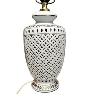Asiatische Porzellan Tischlampe, Blanc de Chine, weiße durchbohrte Porzellanlampe, Goldakzent, retikulierte Keramik, Mitte des Jahrhunderts asiatisches Wohndekor
