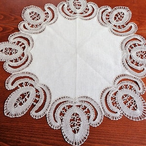 Vintage Häkeldecke, Kleine Runde Tischdecke, Off-White-Deckchen, Spitzen-Tischdecke, Tischwäsche aus Baumwolle