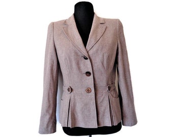 Könnte beinhalten: Ein brauner Tweedblazer mit tailliertem Schnitt und drei Knöpfen. Der Blazer hat ein braunes Futter und einen braunen Knopfverschluss.