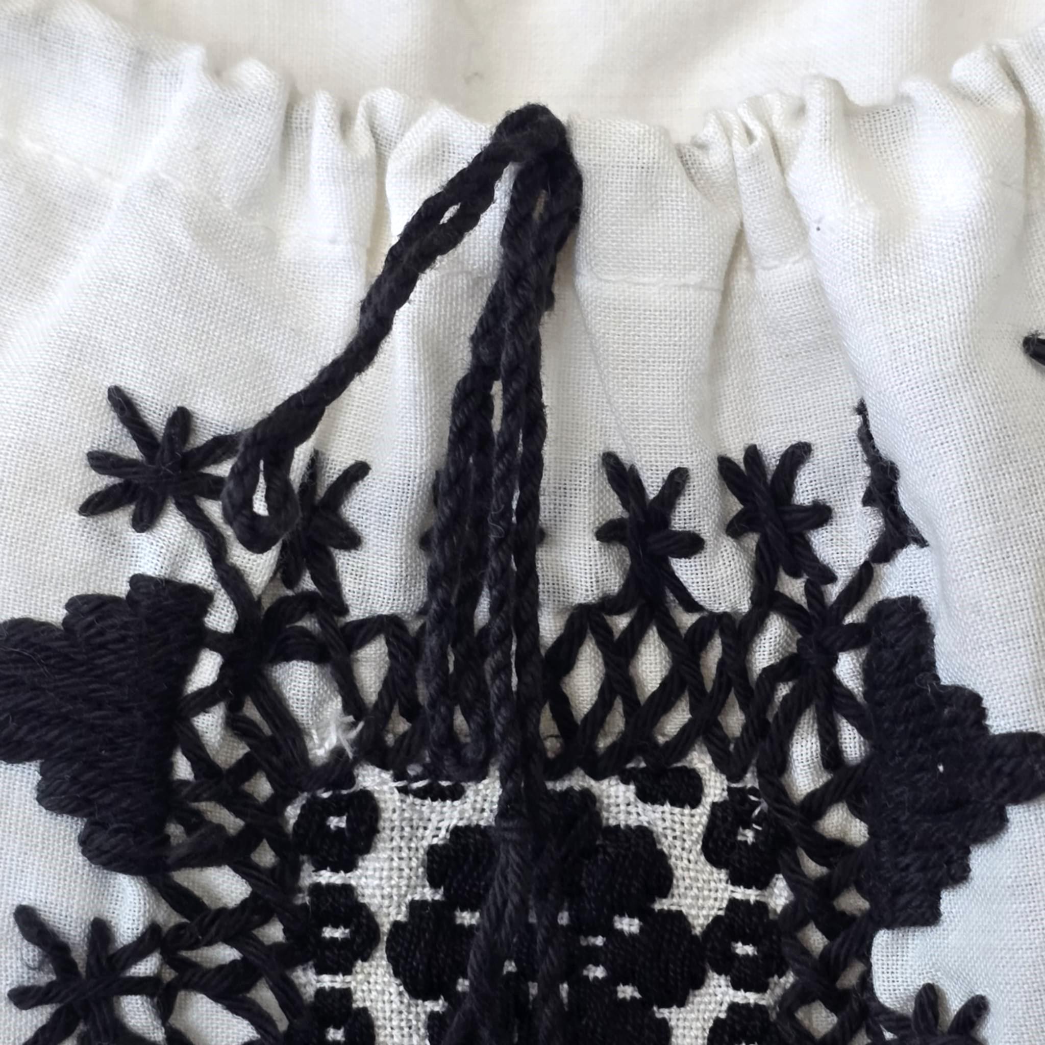 ヴィンテージ刺繍ブラウス、黒と白のルーマニア民族シャツ