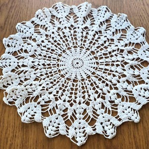 Vintage Handmade White Doily Round Tablecloth for Coffee Table Crochet Lace Cover Cloth Scalloped Geometric Pattern Retro Home Wedding Decor