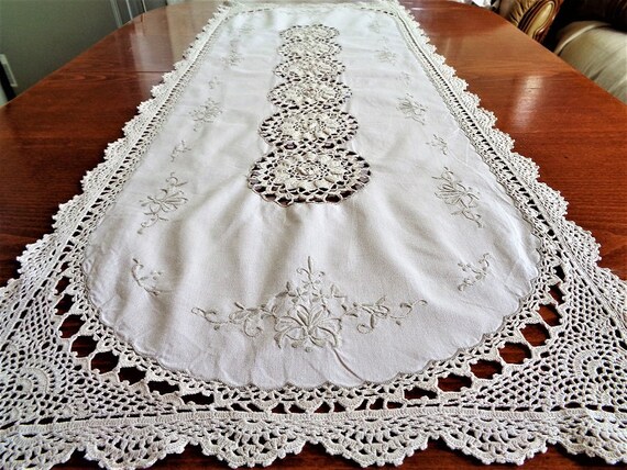 ヴィンテージカットワーク刺繍テーブルランナー、クロシェレースオフ