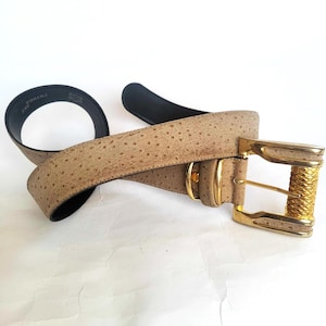 Vintage 1980 90’s wide tan leather ostrich embossed big buckle retro Belt Small Vintage 80-s Ostrich Leather Wide Belt With Gold Metal  main image 3