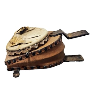 Può includere: Un mantice in pelle marrone vintage con un top in tessuto bianco e dettagli in metallo. Il mantice ha un ugello in metallo ed è in condizioni usate.