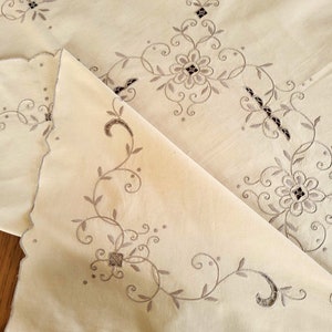 ヴィンテージカットワーク刺繍テーブルランナー、クロシェレースオフ