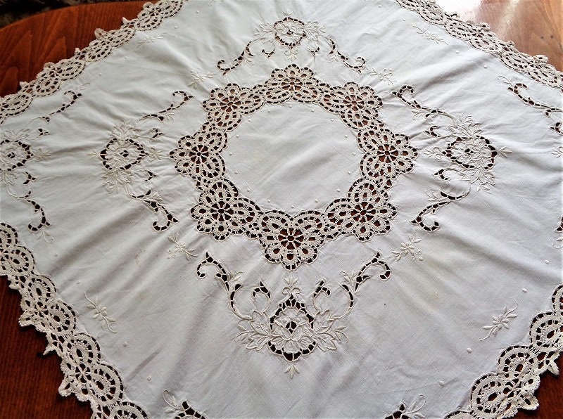 Handmade Cutwork Design Traditional Reticella-Look Tablecloth Luxury Table  Cover Embroidery Table Cloth - China Table Cloth and Table Cloths for  Events price