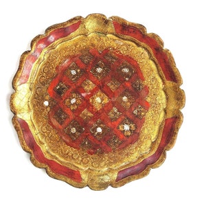 Italienisches Florentiner Holztablett Rot und Gold Runde Servierplatte, geprägtes Design im Barockstil 1960er Jahre Vanity Dresser Tablett Vintage