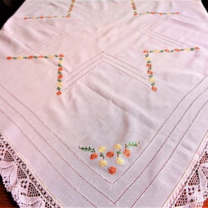 Vintage bestickte rosa Baumwolle Tischdecke mit Häkelborte, quadratische Tischdecke, Esstischdecke