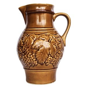 Brocca in ceramica vintage della Germania dell'Est, in ceramica smaltata marrone e giallo senape, per acqua, vino, birra, motivo a rilievo con vite d'uva, metà secolo, DDR
