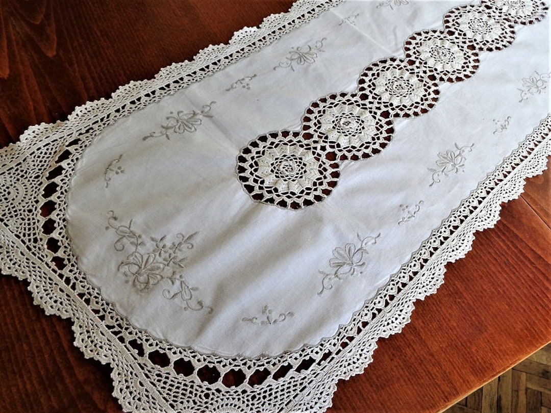 ヴィンテージカットワーク刺繍テーブルランナー、クロシェレースオフ
