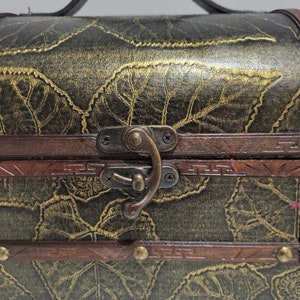 Hölzerne Schatzkiste, Leder eingewickelt, große Schmuckbox mit Klappdeckel, rustikale Holzkiste, Andenken Vintage Aufbewahrungsbox, Steampunk Bild 7