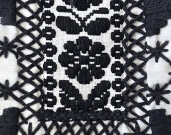 ヴィンテージ刺繍ブラウス、黒と白のルーマニア民族シャツ