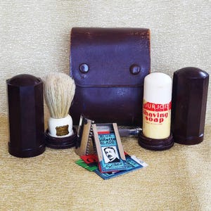 Set da barba vintage anni '40 e '50 per uomo in custodia in pelle, include rasoio, lame da barba, contenitore in bachelite per sapone, pennello, kit da barba per uomo
