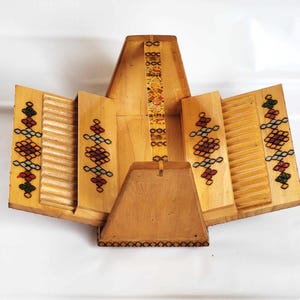 Scatola per sigarette in legno bulgara d'epoca, distributore di pirografia popolare, design artigianale, accessorio per fumatori, negozio per servire sigarette