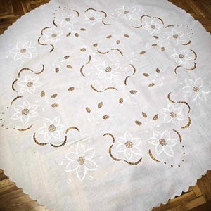 Vintage White Lace Tablecloth Floral Embroidered Cloth for Large Round Table with Cutwork Drawn Work Needlework for Holiday Dining Wedding