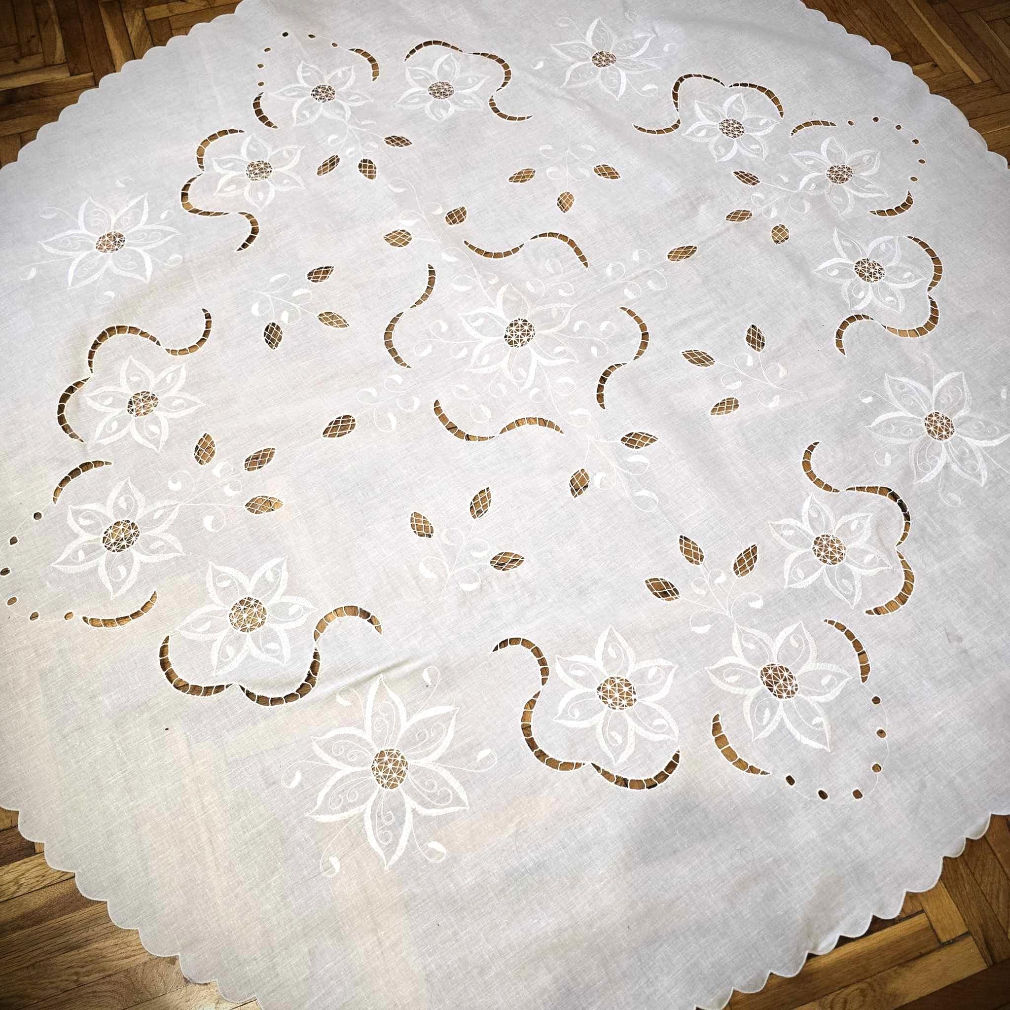 ヴィンテージホワイトレーステーブルクロス。花柄刺繍入り。大きな円形