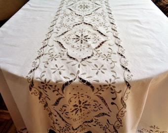 刺繍と複雑なカットワークが施されたヴィンテージのハンドメイド
