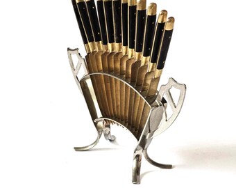 Juego de cuchillos de postre vintage con soporte. Hojas de latón, mangos de madera. Vajilla alemana de principios del siglo XX.